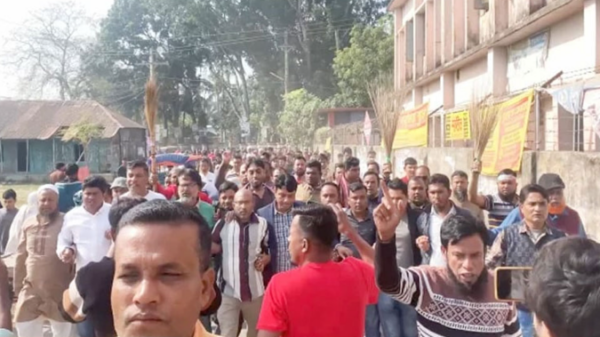 সাংবাদিক ইলিয়াসের বিরুদ্ধে ঝাড়ু মিছিল