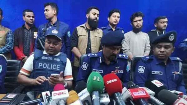 ব্যাগ ভরে নিয়েছিল টাকা, সঙ্গে ছিল খেলনা পিস্তল