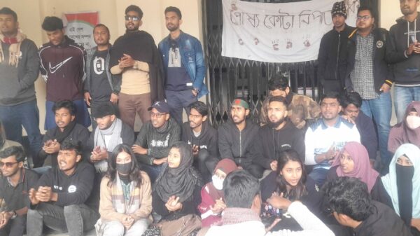 রাজশাহী বিশ্ববিদ্যালয়ের প্রশাসনিক ভবনের গেটে তালা