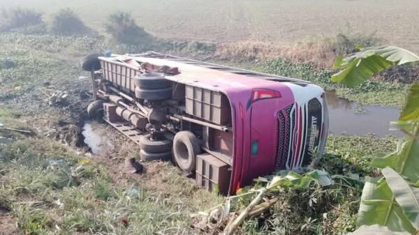 বাস-ট্রাক মুখোমুখি সংঘর্ষ, প্রাণ গেল ২ জনের