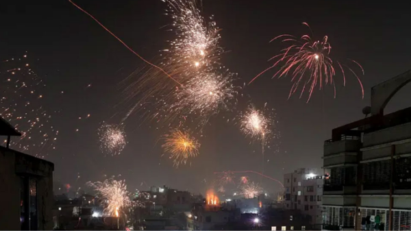 রাজধানীতে আতশবাজি ফুটিয়ে খ্রিষ্টীয় নতুন বর্ষবরণ