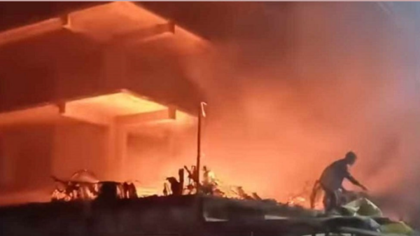 জ্বলন্ত ফানুস পড়ে ধানমন্ডি ও মিরপুরে অগ্নিকাণ্ড