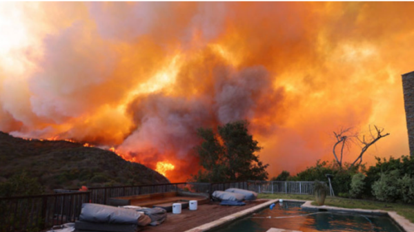 ভয়াবহ দাবানলে পুড়ছে লস অ্যাঞ্জেলেস