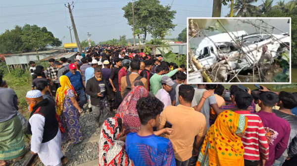 ফরিদপুরে ট্রেনের ধাক্কায় মাইক্রোবাস পুকুরে, নিহত ৫