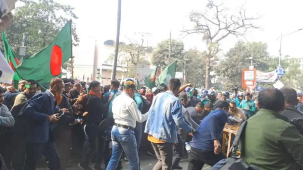 ব্যারিকেড ভেঙে শাহবাগে বিক্ষোভকারীদের অবস্থান