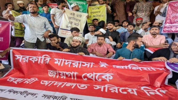 ঢাকা আলিয়া মাদরাসা মাঠ দখলমুক্ত করতে চায় শিক্ষার্থীরা